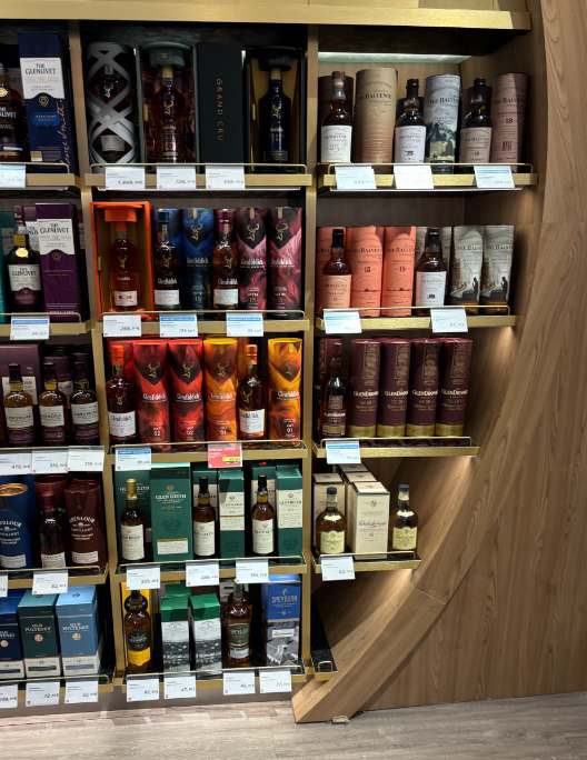 The Single Malt fixture in Istanbul departures with Glenfiddich and The Balvenie on the upper shelves
